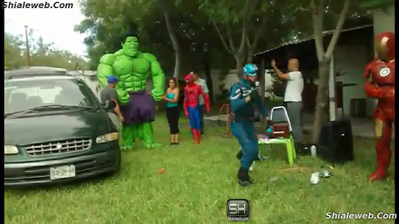 Hulk Se Cae Con Los Super Heroes En Una Fiesta Con El Hombre Araña y El Capitan America
