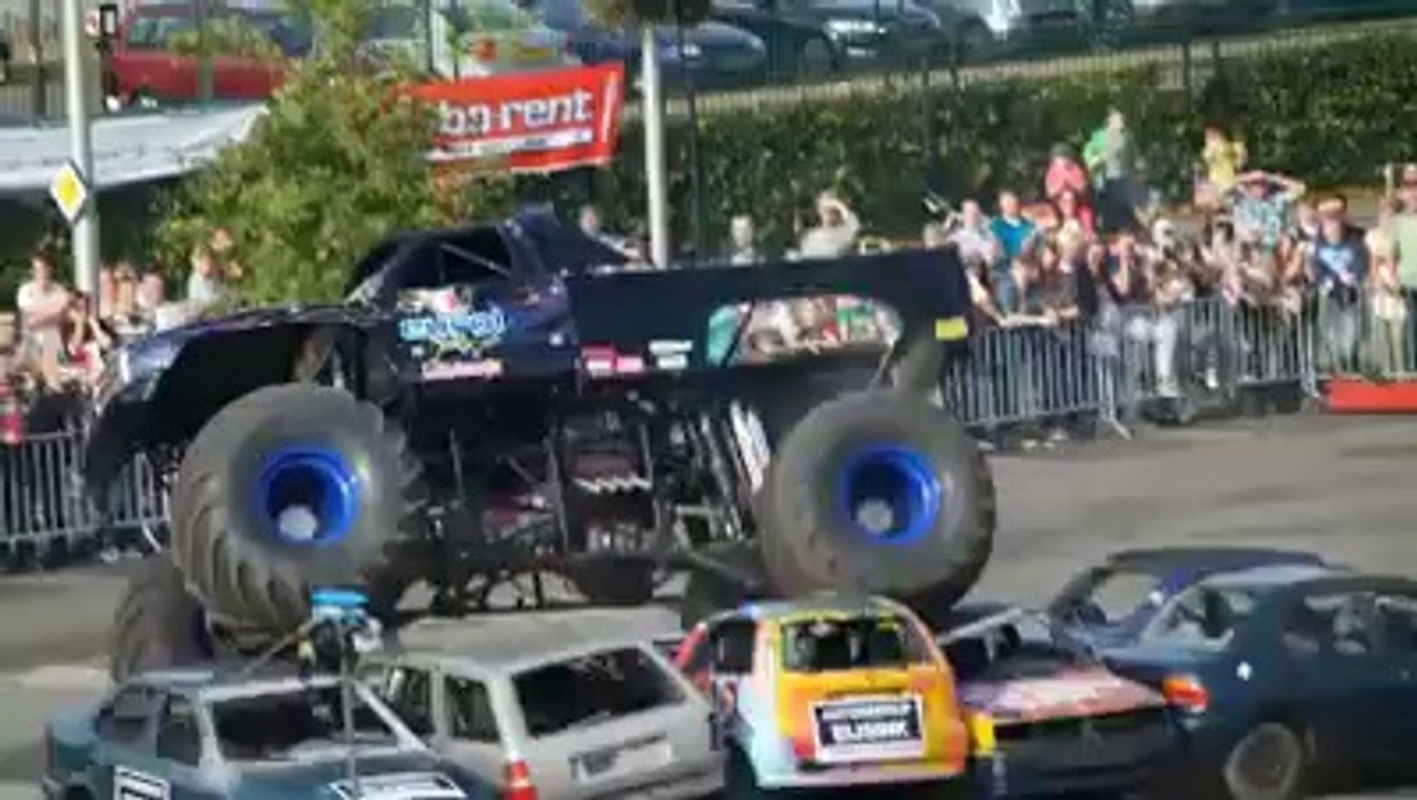 monster truck crashes into a crowd of spectators. 28 september 2014