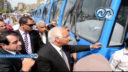 بالفيديو..  محافظ القاهرة يتفقد 30 أتوبيس مكيف جديد