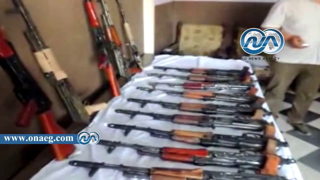 بالفيديو.. القبض على 14 شخص بحوزتهم أسلحة آلية فى مداهمة لقوات الأمن بقرية البلابيش بسوهاج