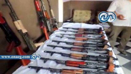 بالفيديو.. القبض على 14 شخص بحوزتهم أسلحة آلية فى مداهمة لقوات الأمن بقرية البلابيش بسوهاج