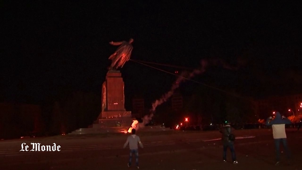 Ukraine : la plus grande statue de Lénine détruite