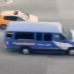 Ce grand malade traverse la rue comme un ninja !