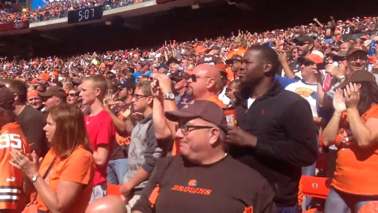 Un supporter  se rend dans la tribune adverse pour fêter la victoire de son équipe! Dangereux...