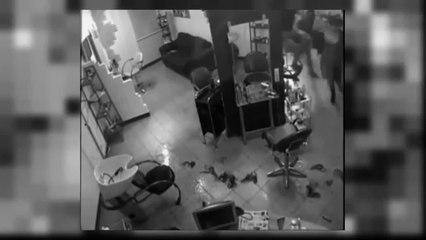 Kuaför, Kadının Saçını Yanlış Boyarsa N' Olur.. izleyelim