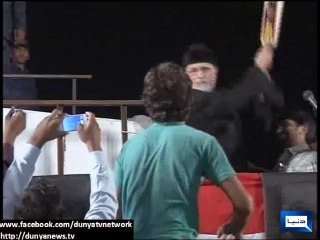 Dunya News - Dr Tahir-ul-Qadri plays cricket with his supporters.