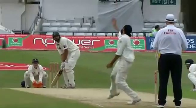 Monty Panesar_#8217;s funny wicket of Inzamam
