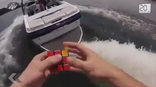 En wakeboard il résout un rubik's cube