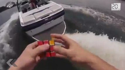 En wakeboard il résout un rubik's cube