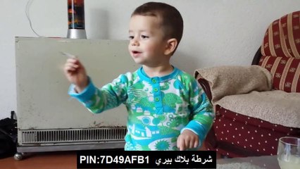 طفل صغير اخذ سيجارة ويدوخها والأب قاعد يصور ويضحك