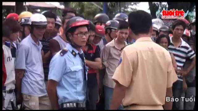 Xe máy tông vào xe tải, một người chết