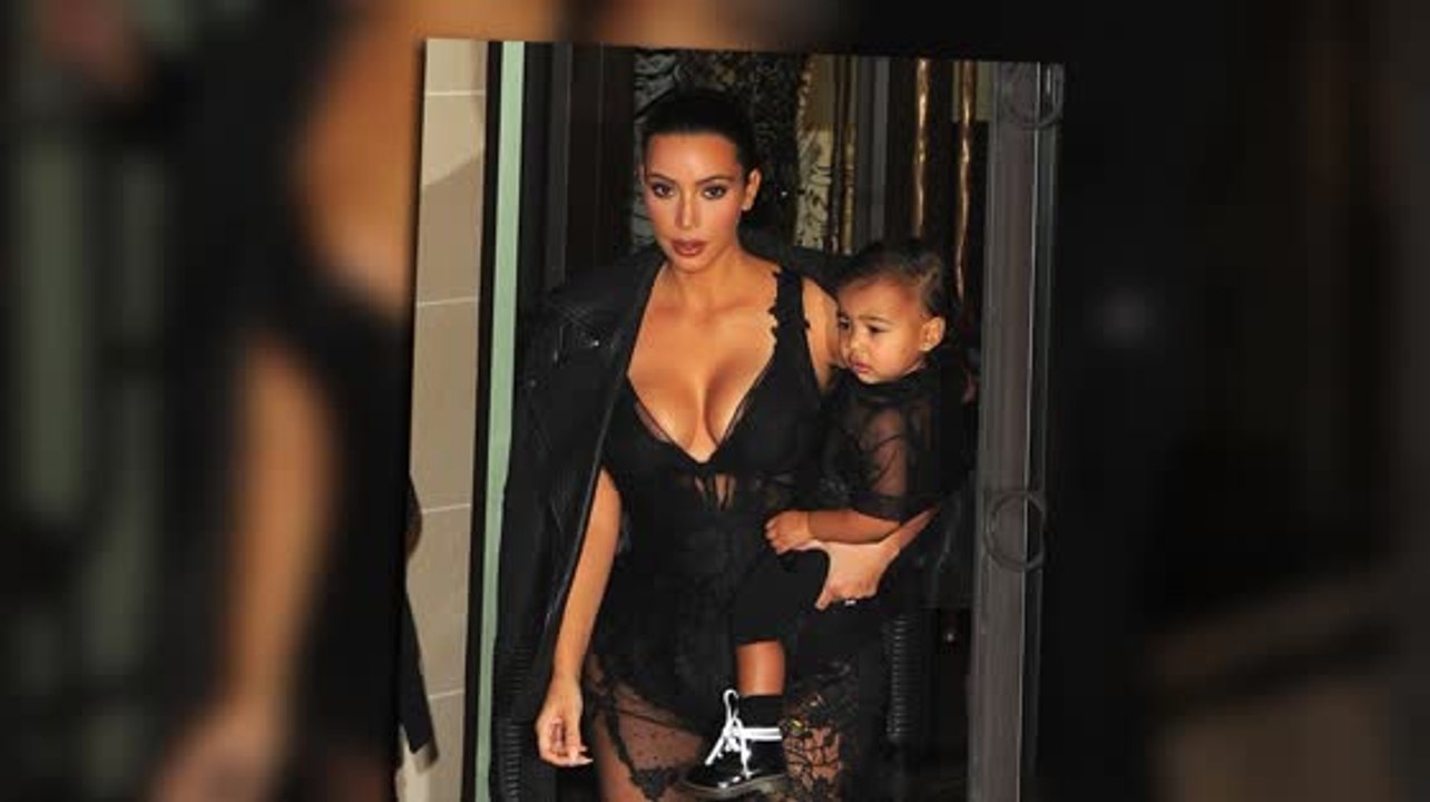 Kim Kardashian zeigt was sie zu bieten hat und sichert sich das Rampenlicht bei der Modewoche in Paris