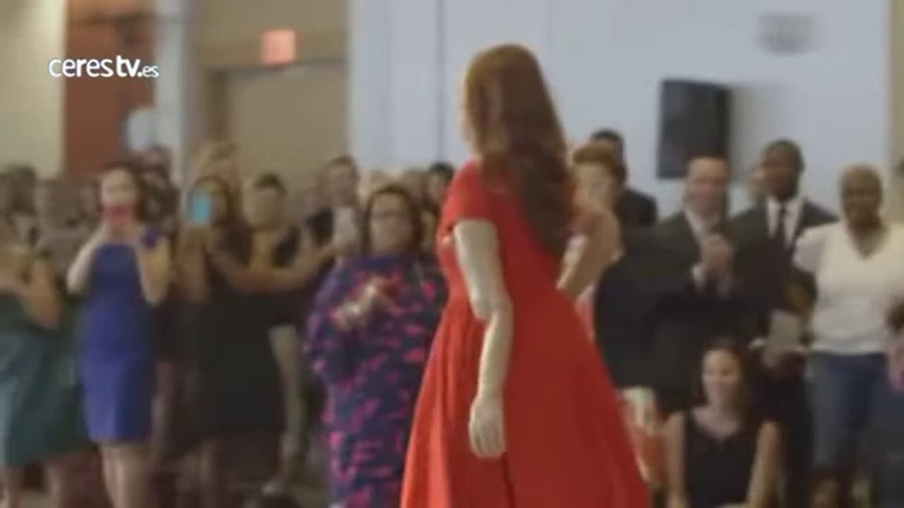 Una hispana sin brazos y piernas da ejemplo de superación en la pasarela de modas