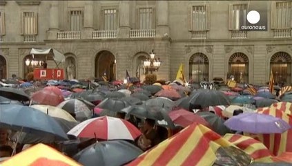 Una marea de paraguas independentistas toma la plaza Sant Jaume de Barcelona
