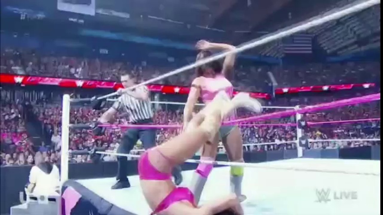 Layla Vs Rosa Mendes
