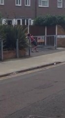 Ivre, il ne sait plus marcher en avant