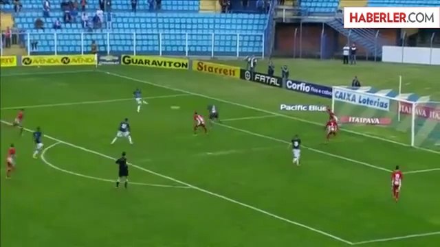 Şanssız Kaleci, Uçan Kafayla Kendi Kalesine Gol Attı