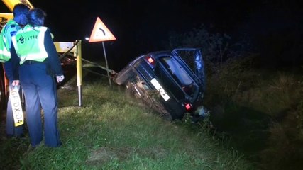 Auto belandt in sloot in Ter Apelkanaal - RTV Noord