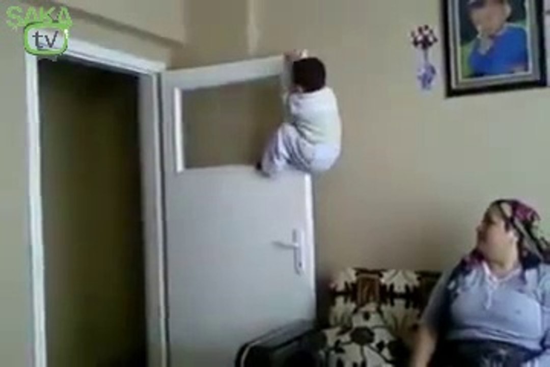 Örümcek Velet Tavana Tırmandı