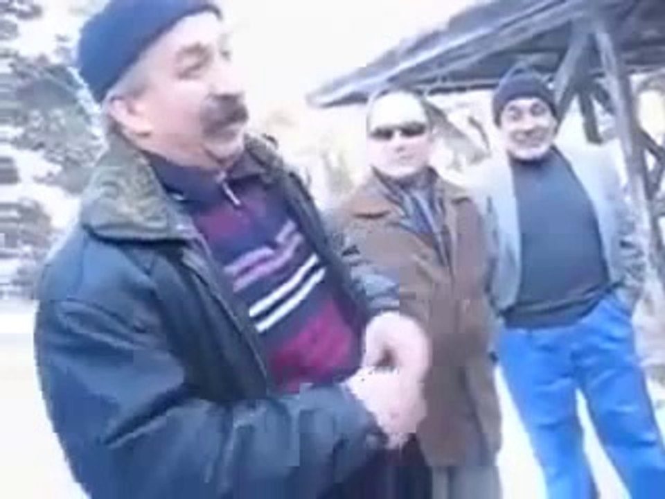 Ecza dolabındaki ilaçların isimlerini sayarak kuran okuyan hafız asker