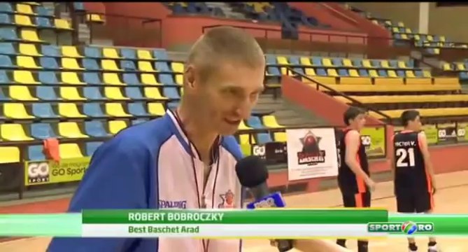 À 14 ans il est le plus grand basketteur du monde : 2 mètres 26 !