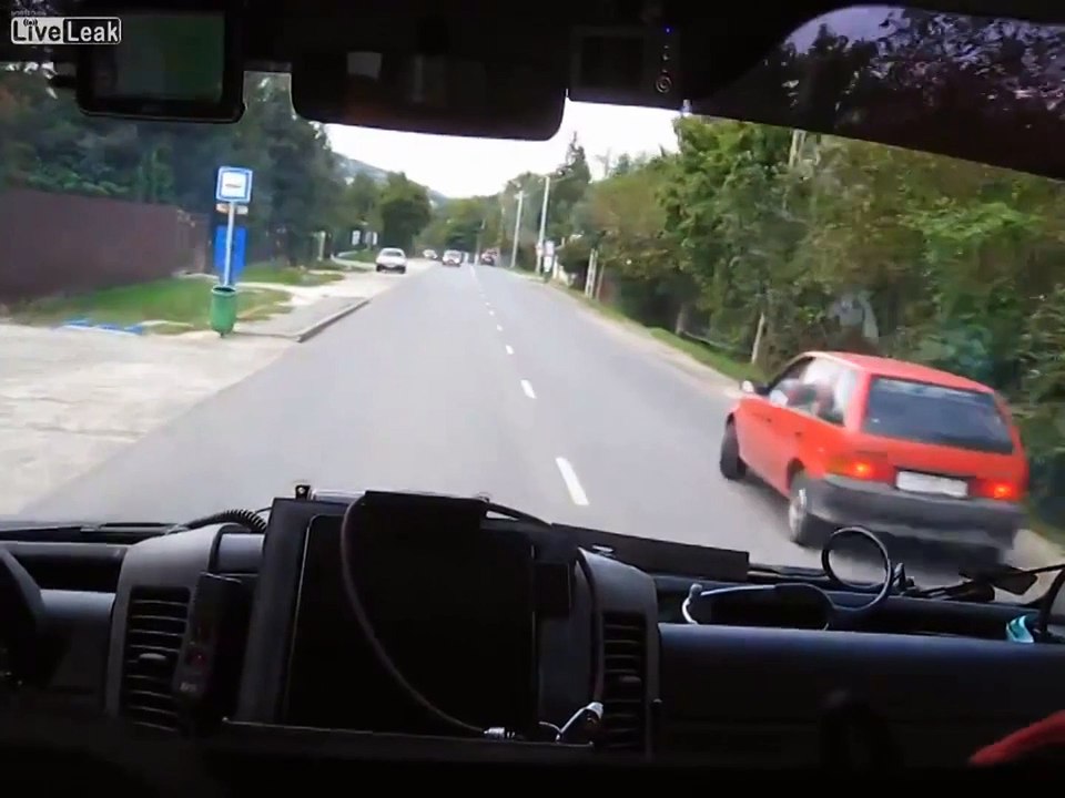 Il drifte et se stoppe en pleine voie à l'approche des flics.