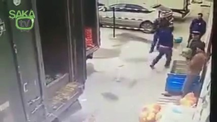 Karpuza Kafa Atan Adam