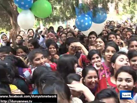 Girls Chanting ‘Go Nawaz Go’ slogans at ceremony in Kinnaird College