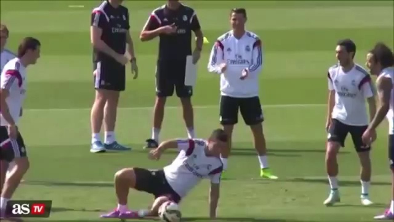 Cristiano Ronaldo met un petit pont à James Rodriguez à l'entrainement