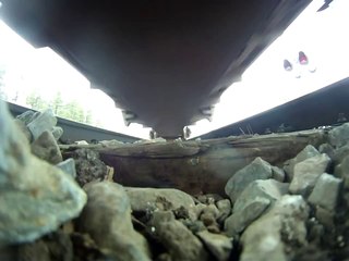 Une GoPro filme sous un train passant à plus de 100km/h... Hypnotique!