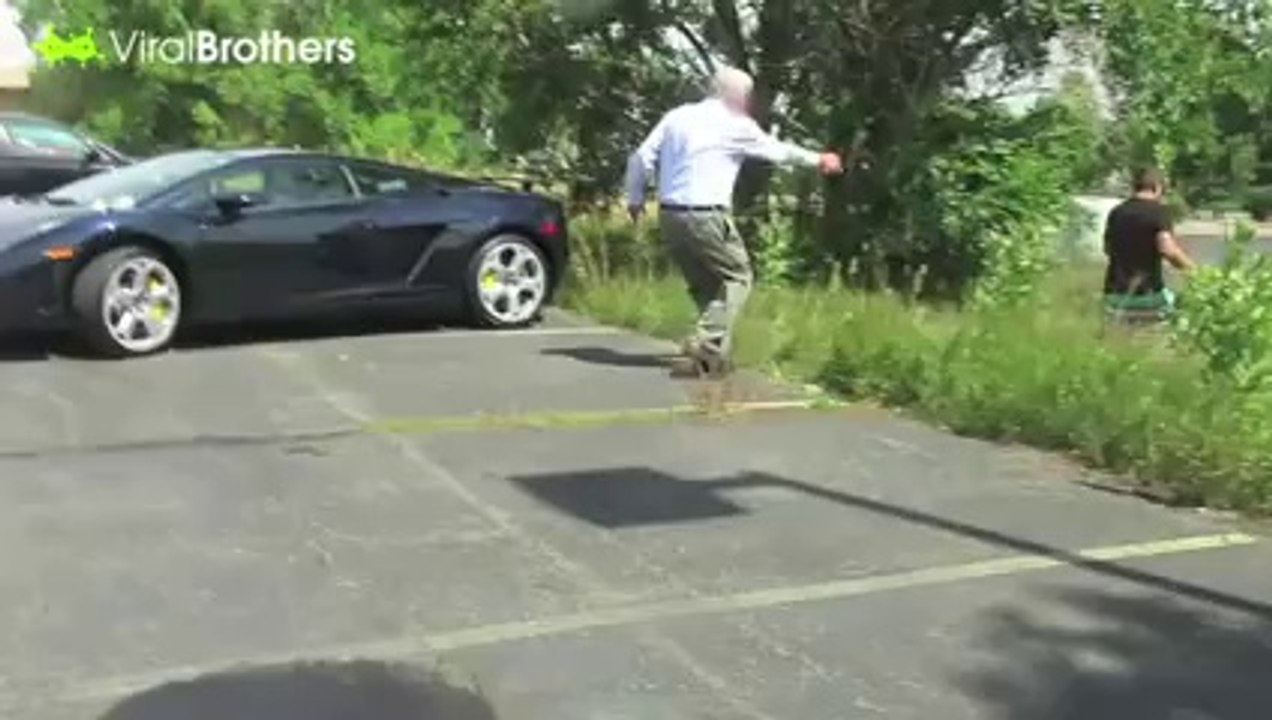Il fait caca sur une lamborghini , la blague tourne mal !