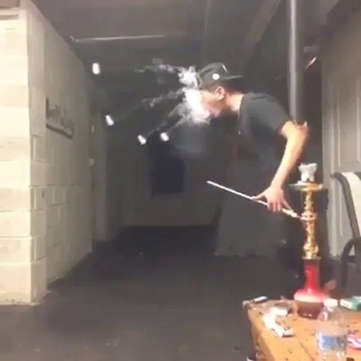 İnanılmaz gösteri Nargile'den dumanı çekiyor ve Şovunu yapıyor