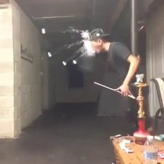 İnanılmaz gösteri Nargile'den dumanı çekiyor ve Şovunu yapıyor