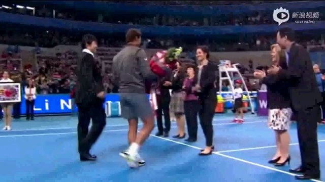 Rafael Nadal giving flowers to Li Na at ceremony in Beijing