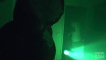 Caméra cachée : ils montent une invasion alien dans la chambre de leur ami !