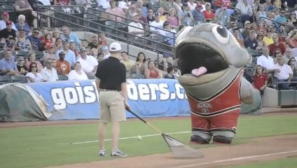 Lors d'un match de baseball, cette mascotte s'en prend à un employé et le dévore !