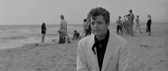 Le costume blanc de Marcello Mastroianni dans “La Dolce Vita”