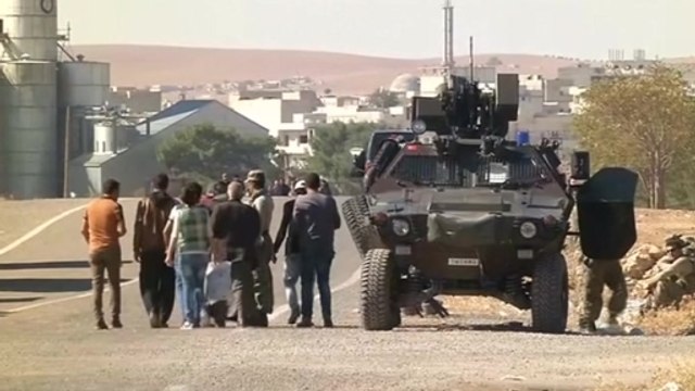 Syrian Kurds continue exodus across Turkey's border to flee fighting