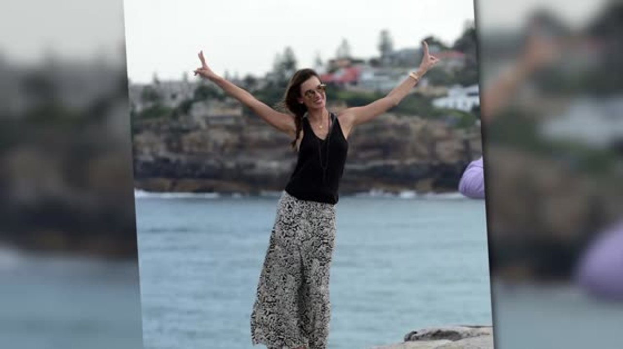 Alessandra Ambrosio's Fotoshooting an der Klippe