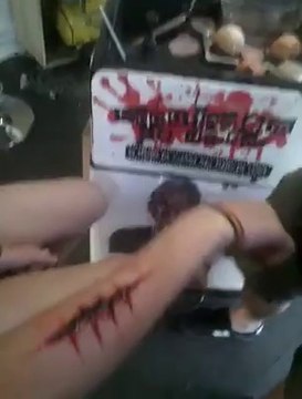 Une fausse blessure très réaliste en 10 secondes : Maquillage express