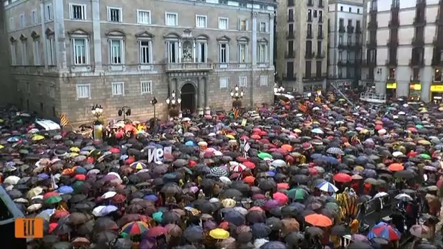 Milers de manifestants a la concentració de la plaça Sant Jaume