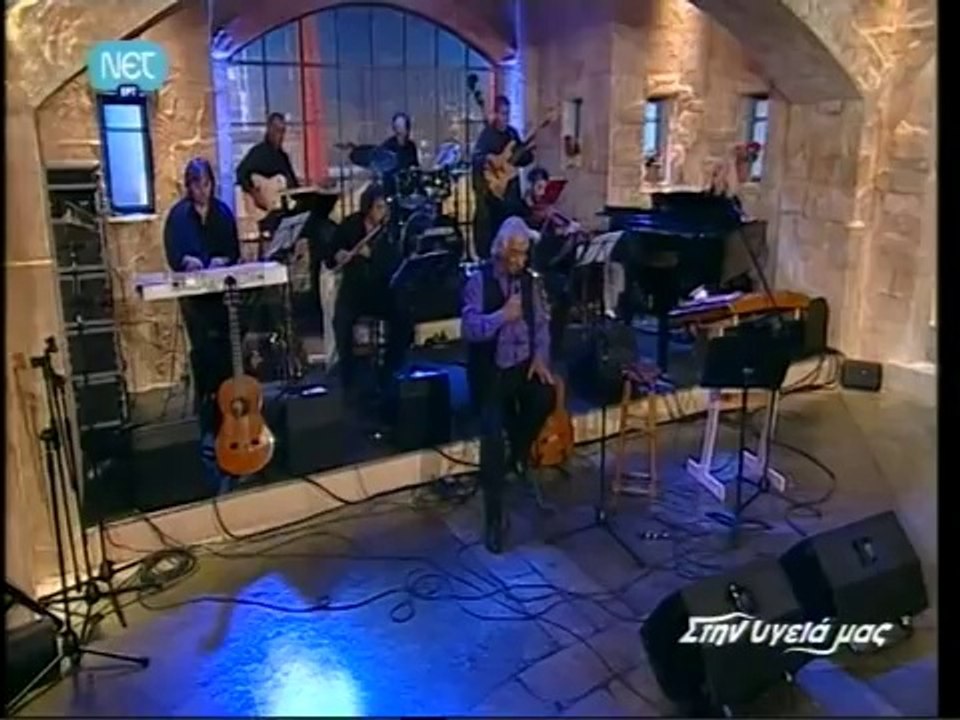 oλοι αγαπημενοι χαμογελώντας