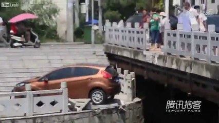 Mujer Cae Desde Un Puente Mientras Conducía Su Coche