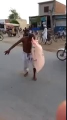 Hombre Levanta Un Saco De Arena De 50 Kg Con Los Dientes