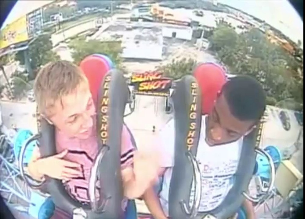 Trop d émotion dans une attraction, le mec en p...