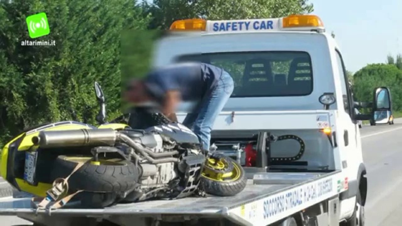 Scooter contro auto sulla statale 16 Adriatica,...
