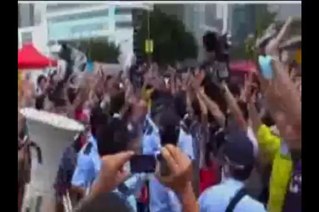 Hong Kong protestoları Pekin'e demokrasi çağrısıyla meydan okuyor