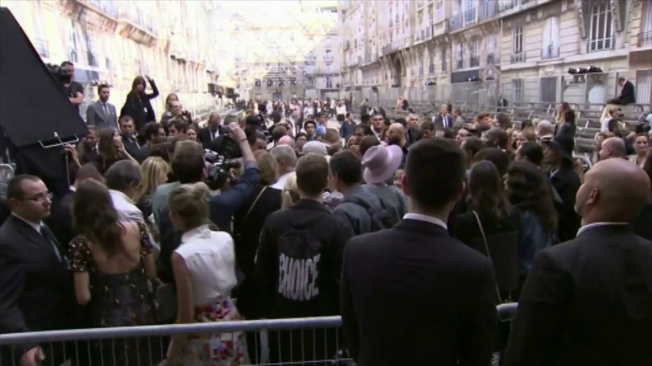 Chanel transforme le Grand Palais en rue parisienne
