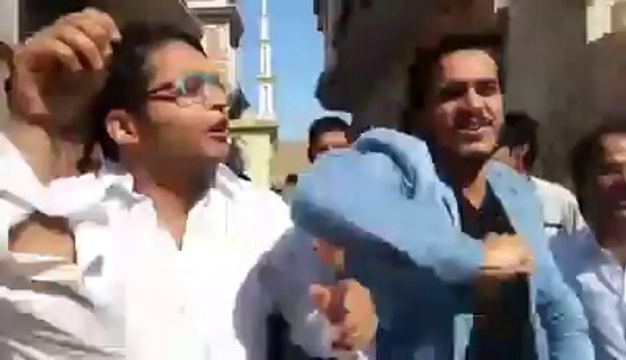 Go Nawaz Go kay Naaray Baraat mein