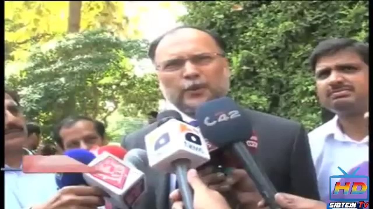 Go Nawaz Go chanting Doctor Beaten up 29th September 2014 PakAffair.com